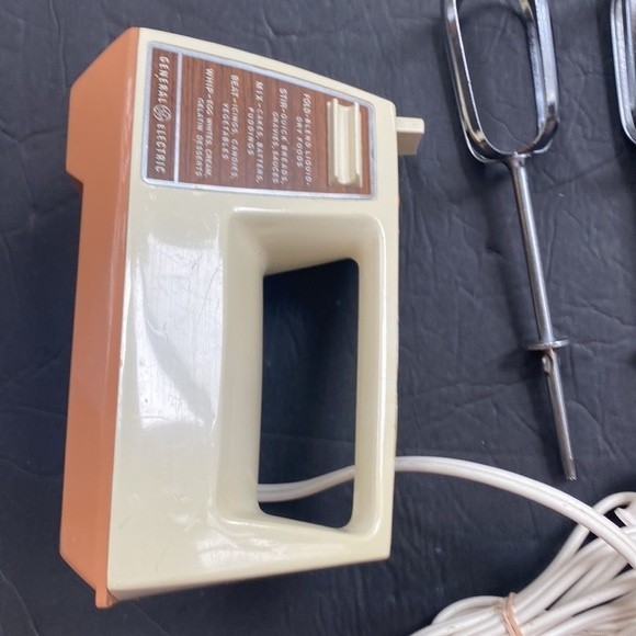General Electric Vintage Yellow Hand Mixer D1-M22 Works Made in USA - Picture 3 of 7